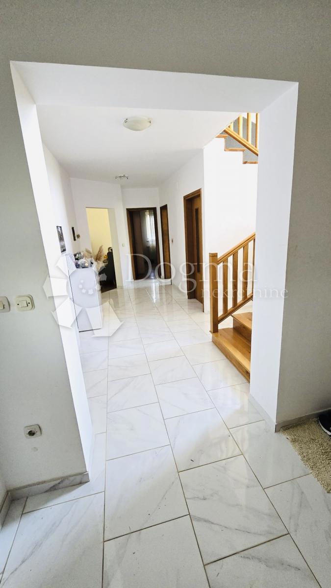 Casa Donji Desinec, Jastrebarsko - Okolica, 699m2