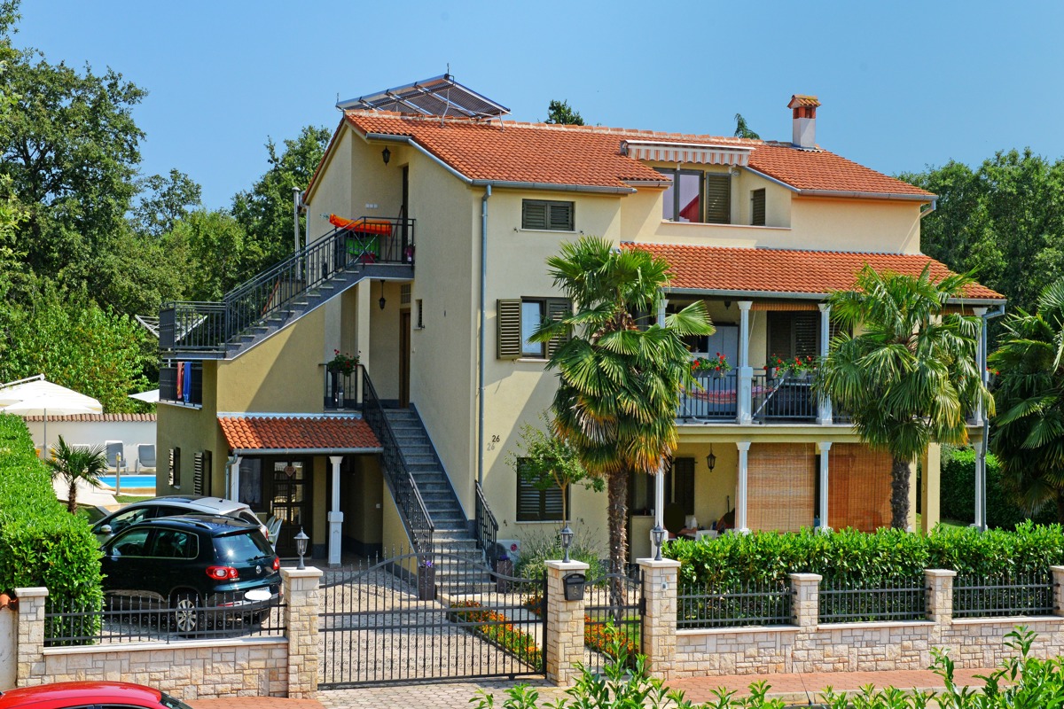 CASA CON 5 UNITÀ RESIDENZIALI, PISCINA e VISTA MARE