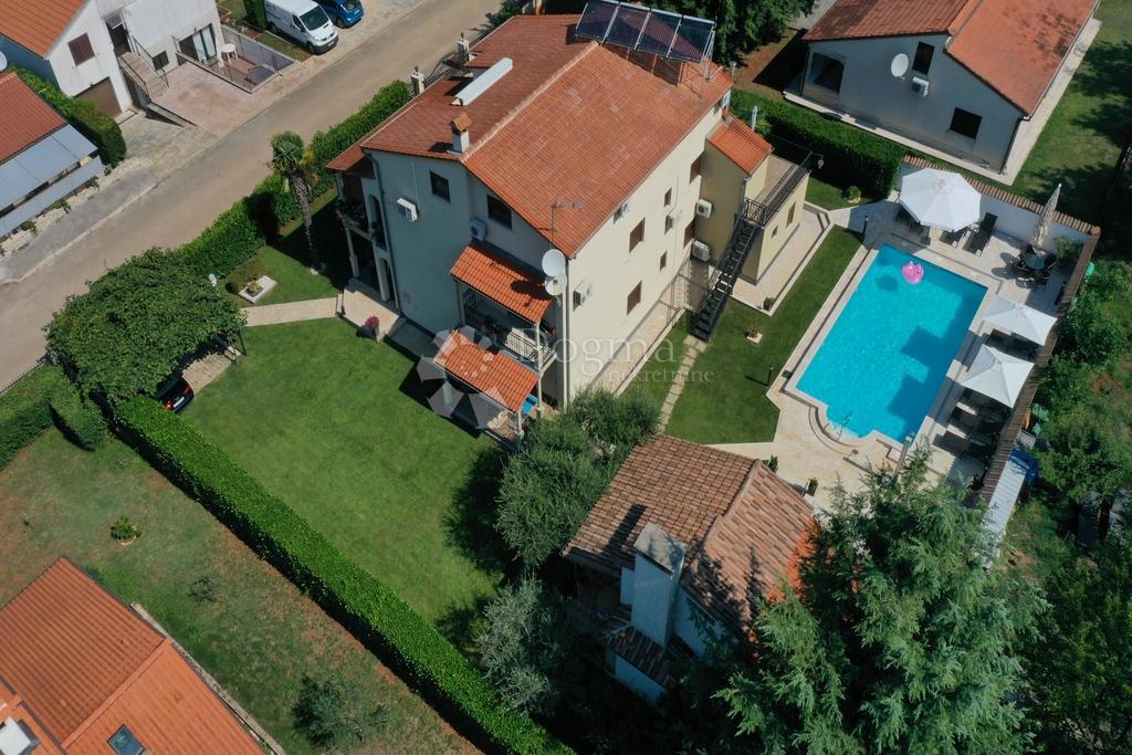 CASA CON 5 UNITÀ RESIDENZIALI, PISCINA e VISTA MARE