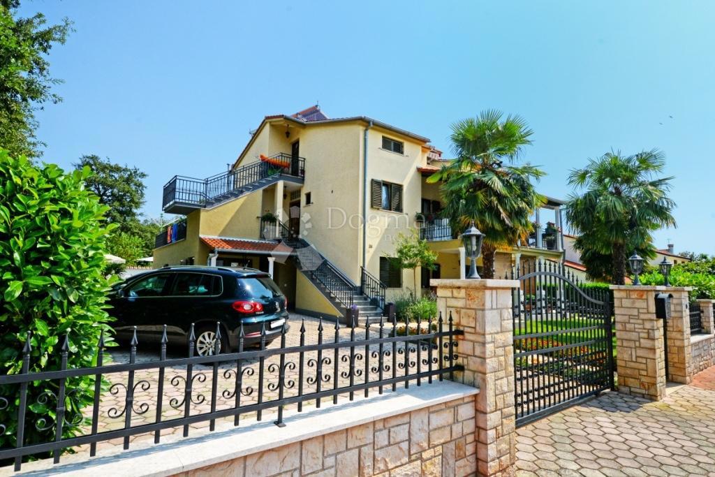 CASA CON 5 UNITÀ RESIDENZIALI, PISCINA e VISTA MARE