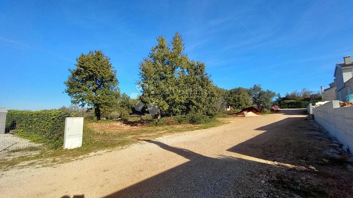 In vendita: ampio terreno edificabile con vista mare in un quartiere tranquillo