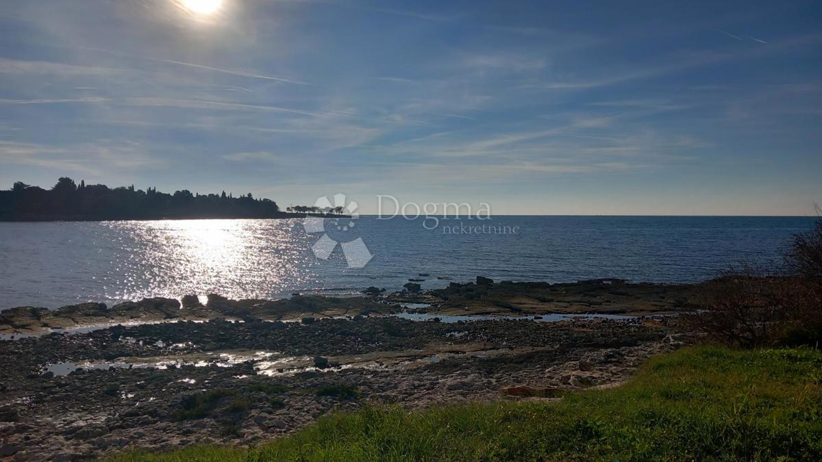 In vendita: ampio terreno edificabile con vista mare in un quartiere tranquillo