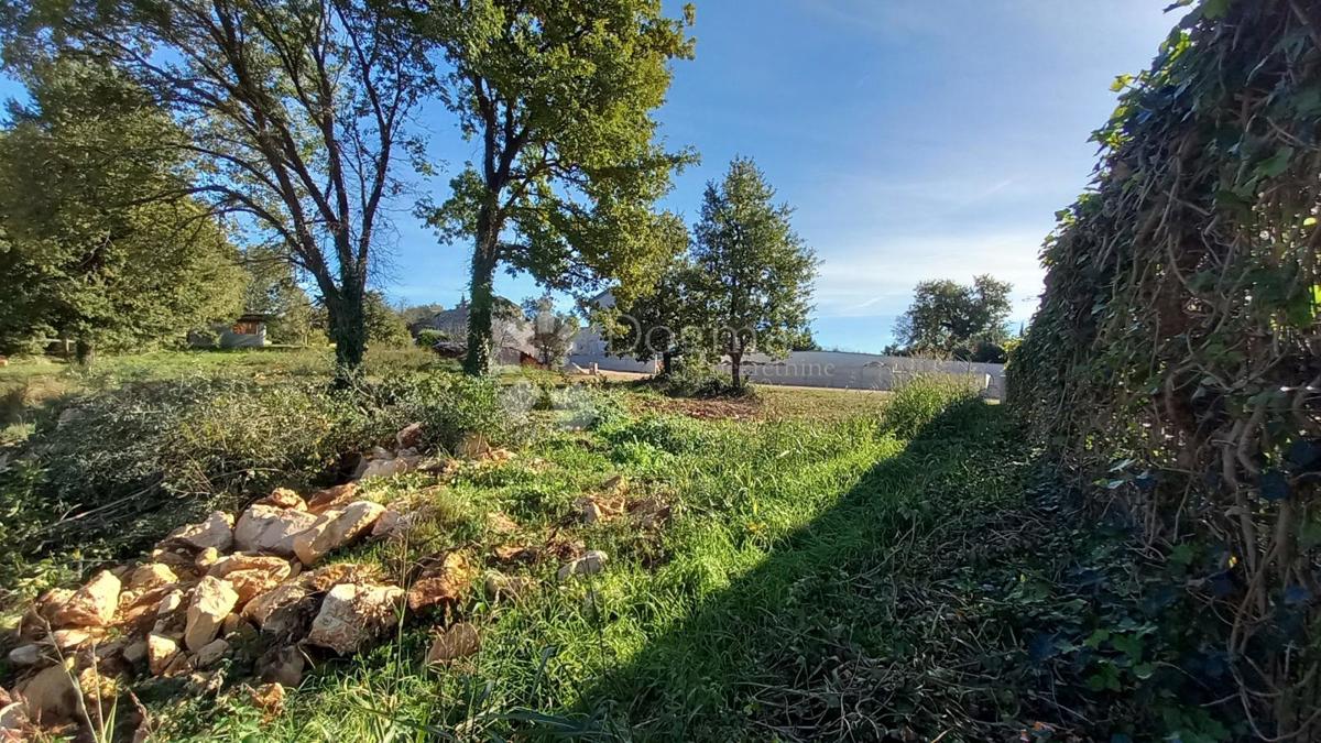 In vendita: ampio terreno edificabile con vista mare in un quartiere tranquillo