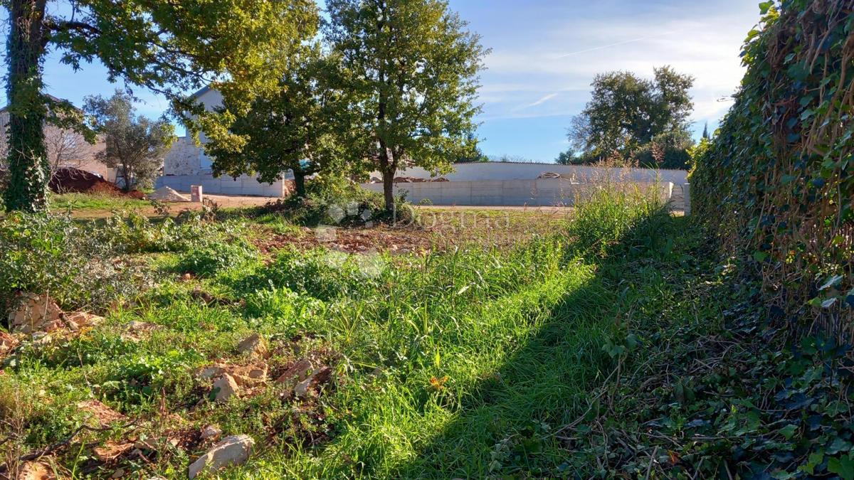 In vendita: ampio terreno edificabile con vista mare in un quartiere tranquillo