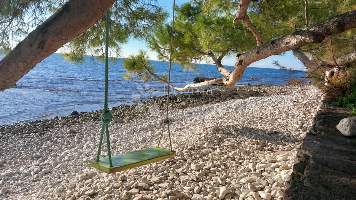 In vendita: ampio terreno edificabile con vista mare in un quartiere tranquillo