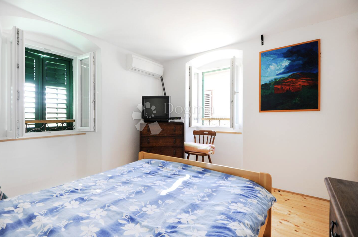 Bellissima casa in pietra con vista sulla baia di Sebenico