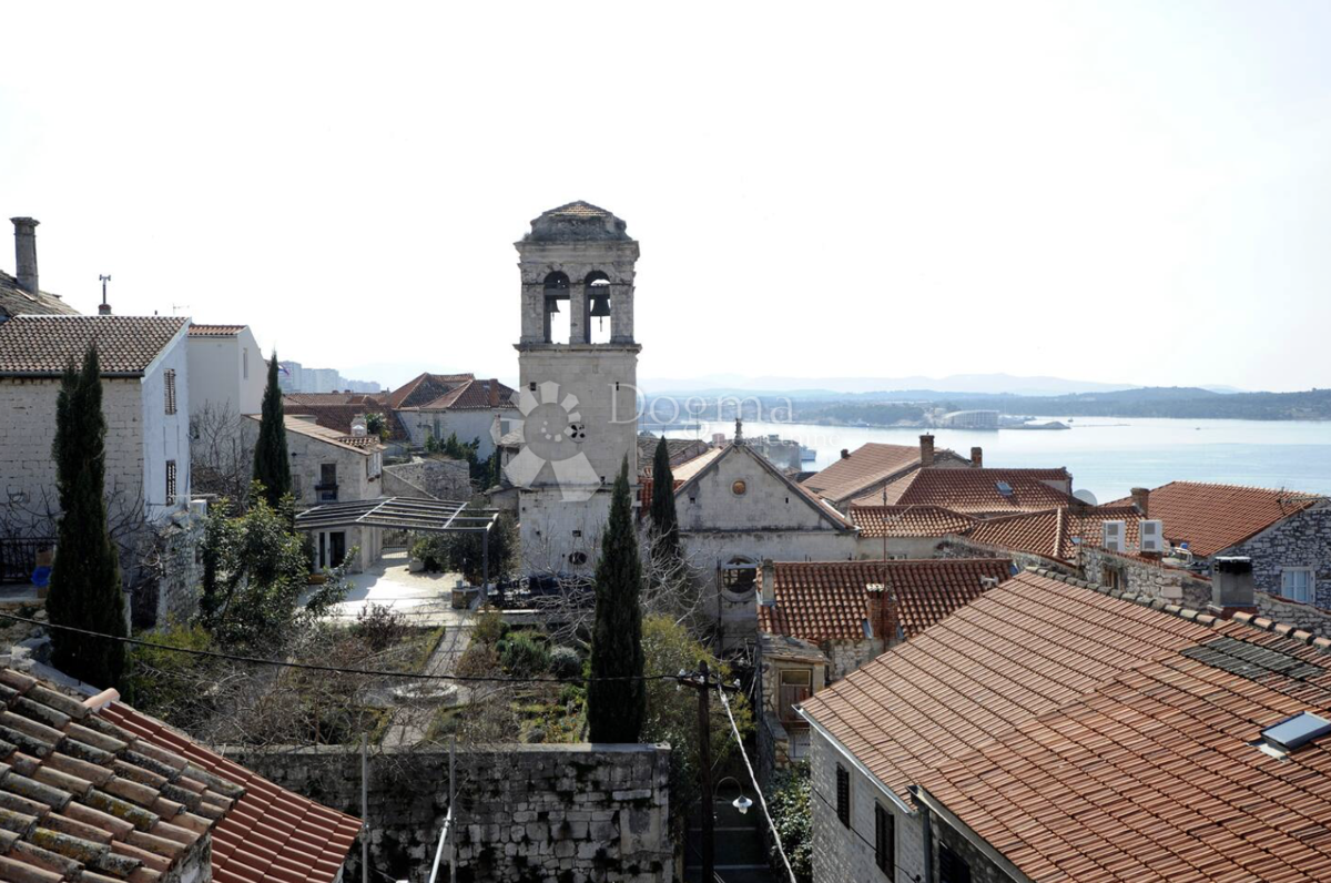 Bellissima casa in pietra con vista sulla baia di Sebenico