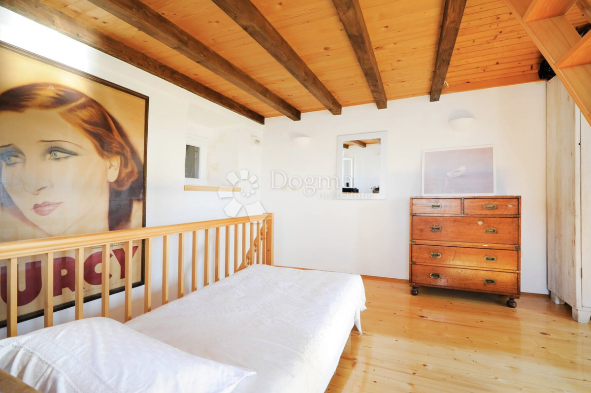 Bellissima casa in pietra con vista sulla baia di Sebenico