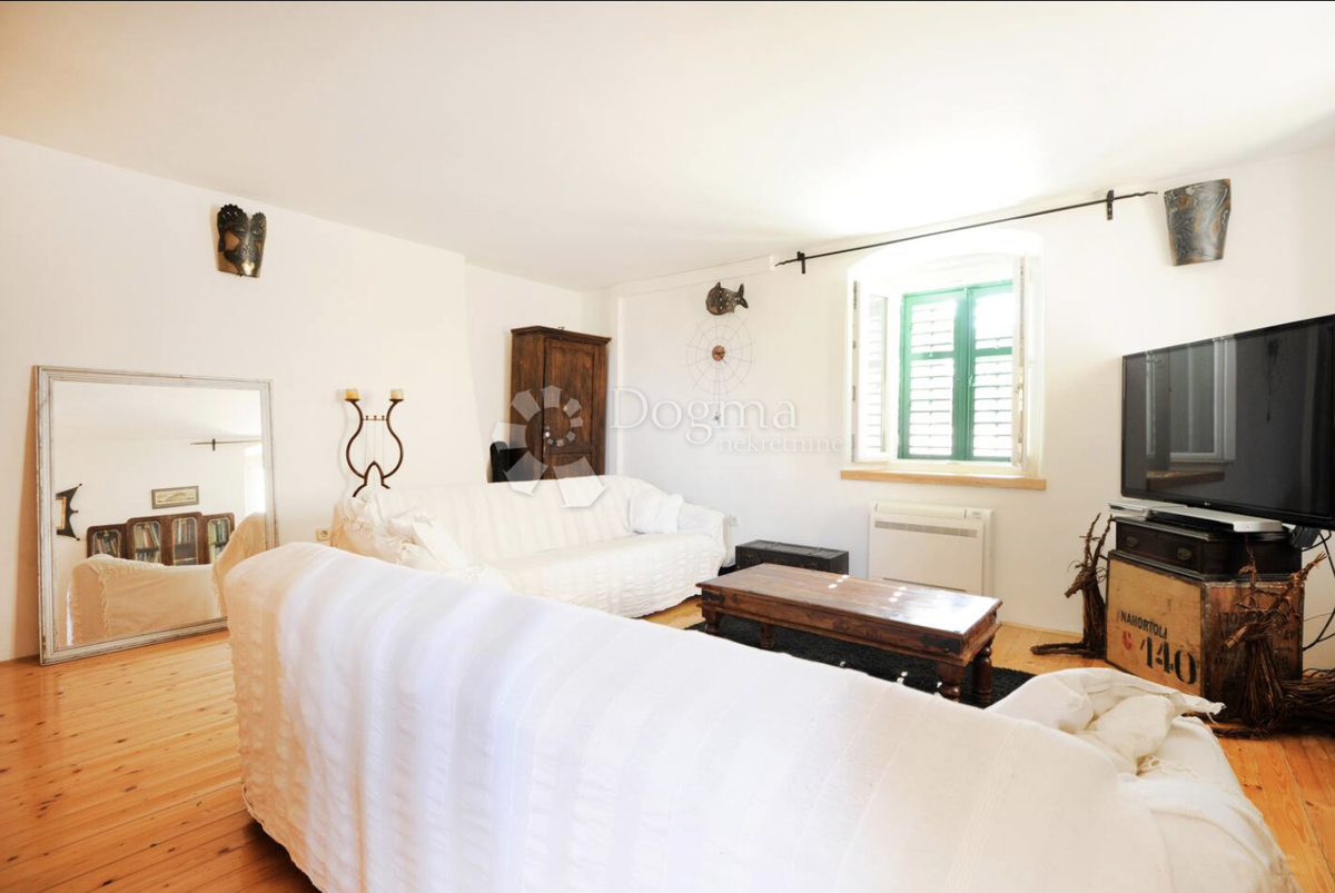 Bellissima casa in pietra con vista sulla baia di Sebenico