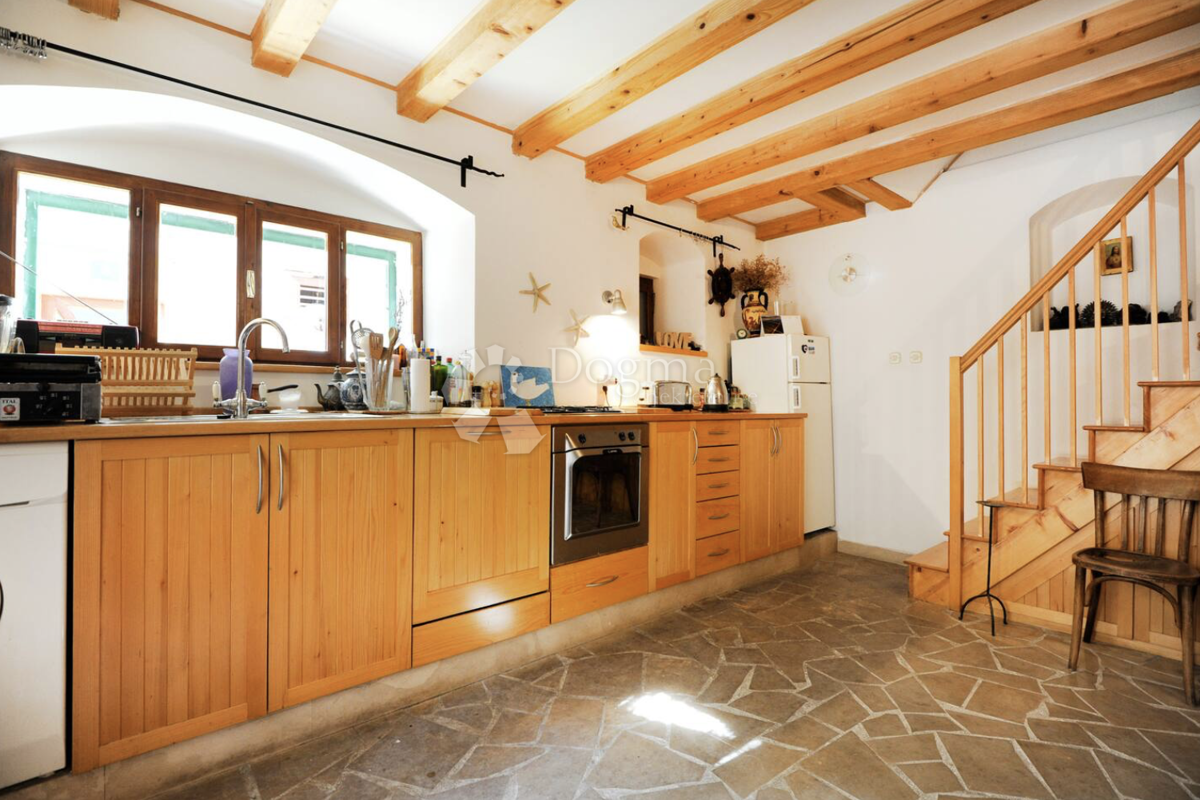 Bellissima casa in pietra con vista sulla baia di Sebenico