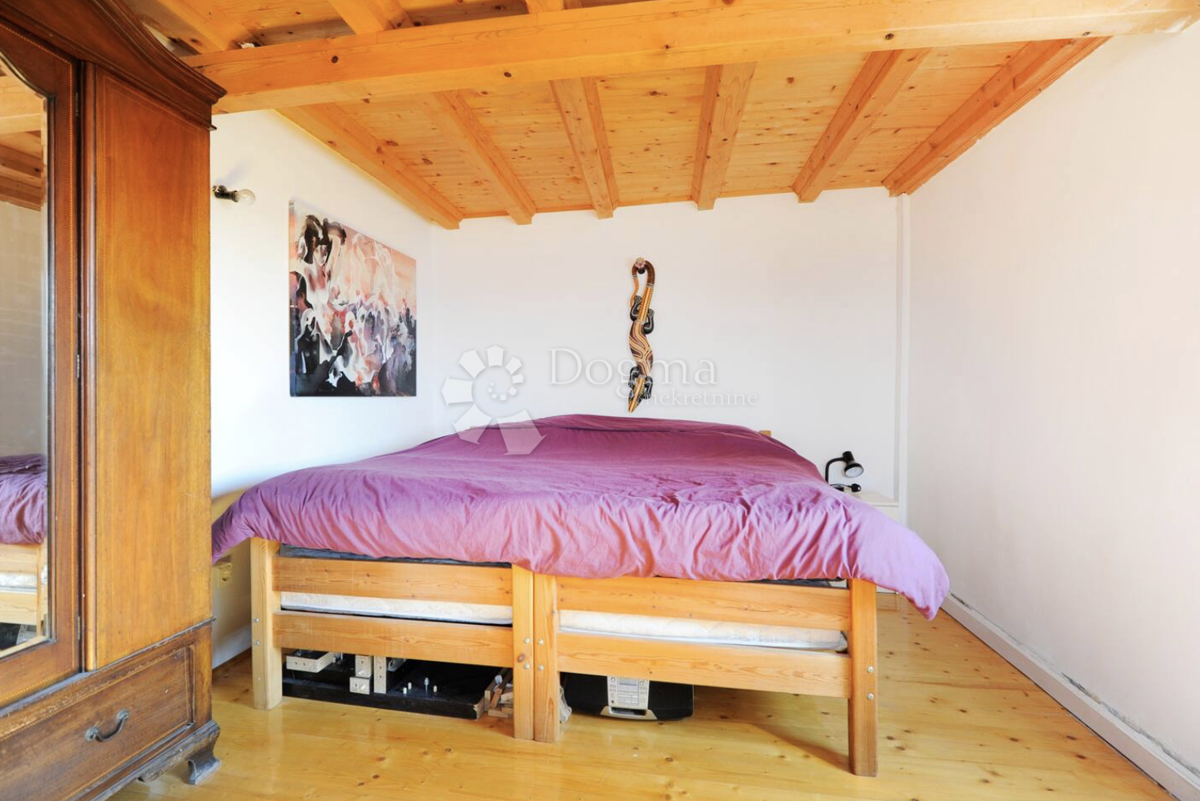 Bellissima casa in pietra con vista sulla baia di Sebenico