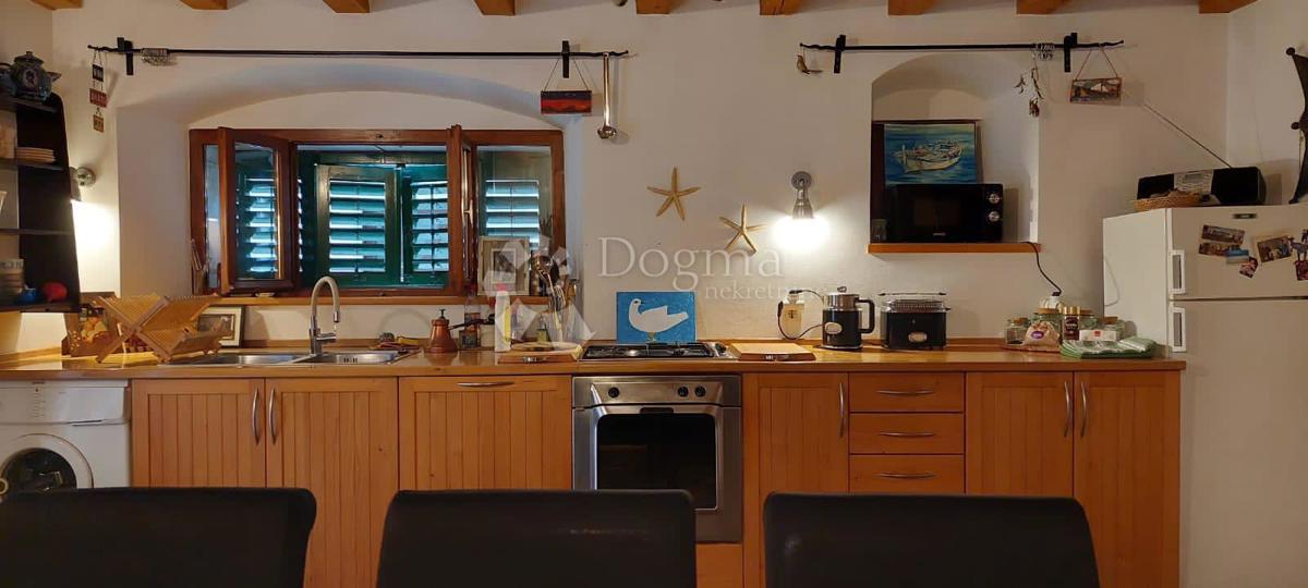 Bellissima casa in pietra con vista sulla baia di Sebenico