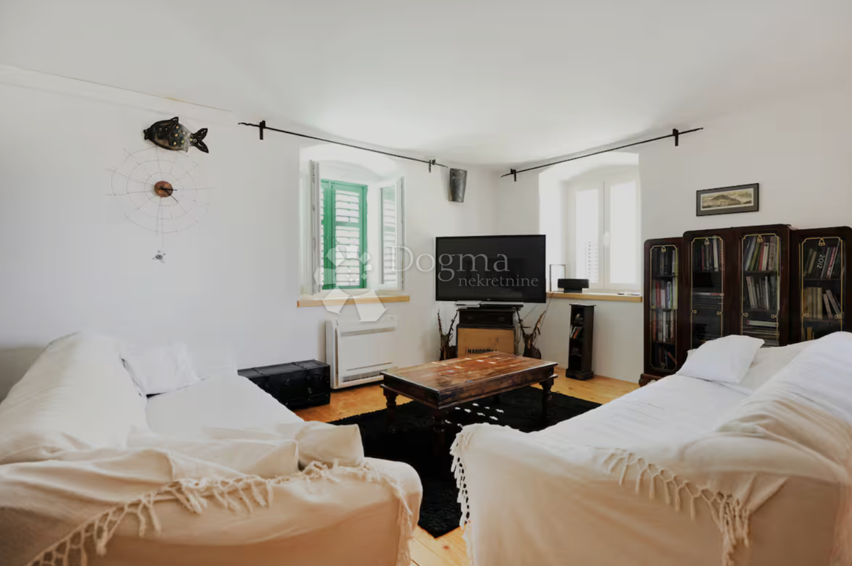 Bellissima casa in pietra con vista sulla baia di Sebenico