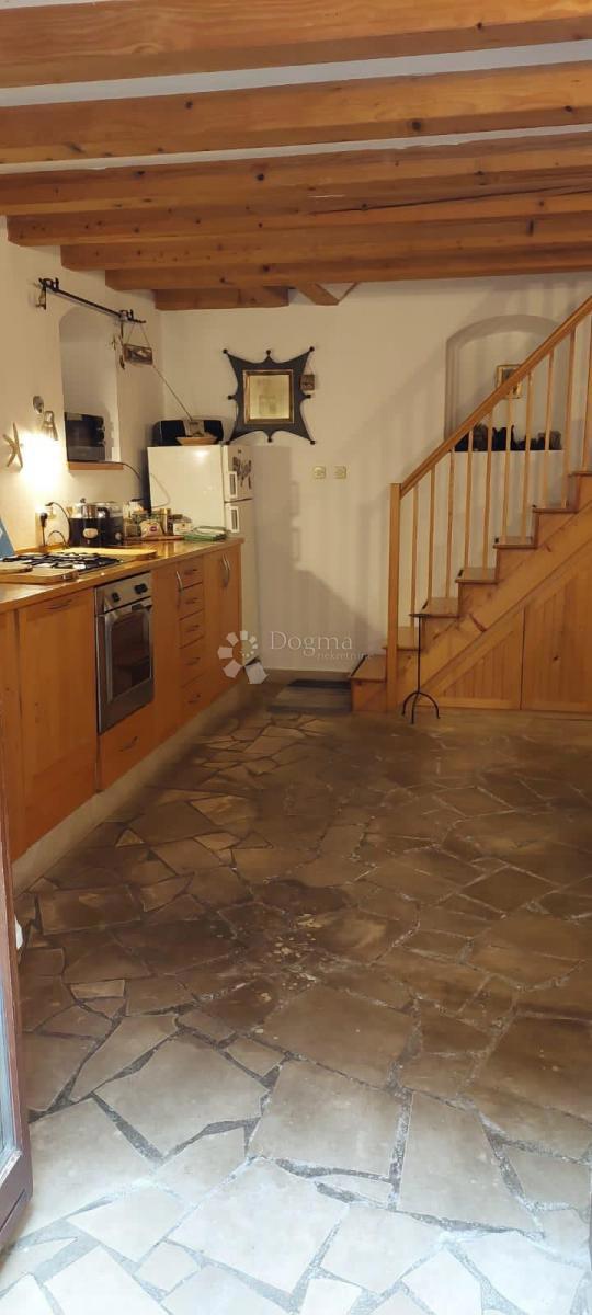 Bellissima casa in pietra con vista sulla baia di Sebenico