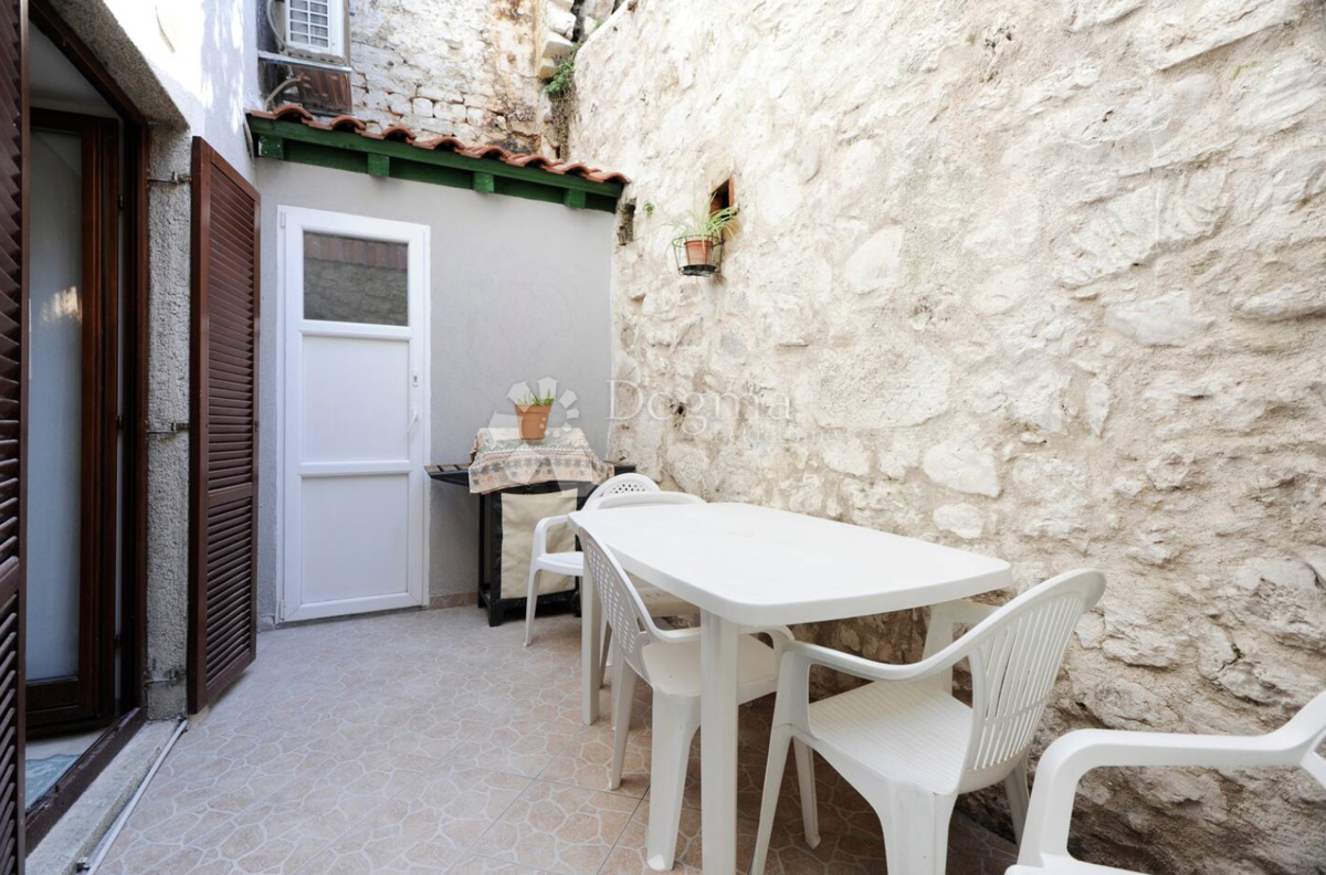 Bellissima casa in pietra con vista sulla baia di Sebenico