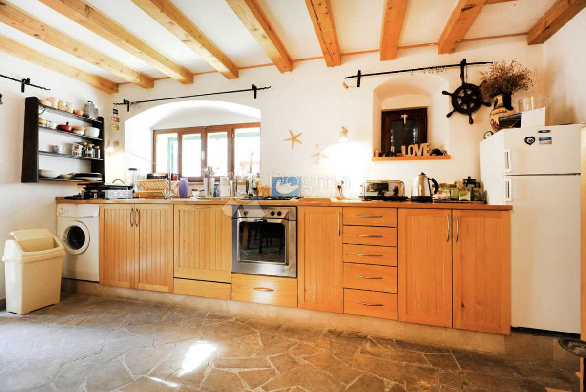 Bellissima casa in pietra con vista sulla baia di Sebenico