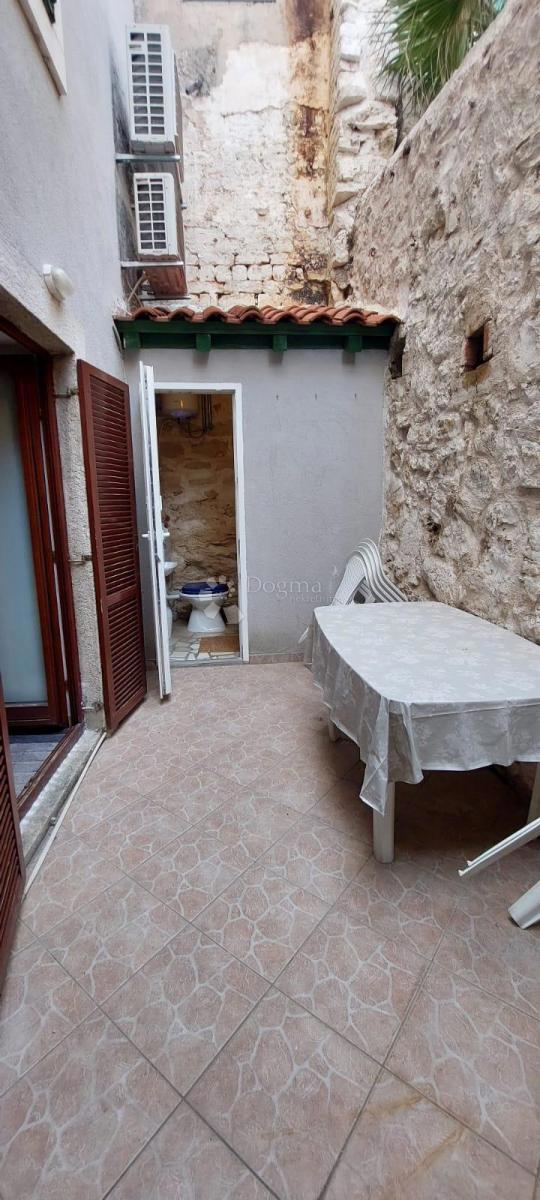 Bellissima casa in pietra con vista sulla baia di Sebenico