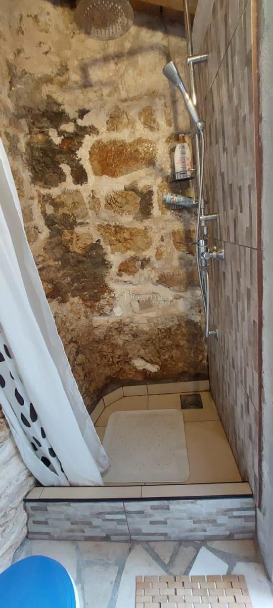 Bellissima casa in pietra con vista sulla baia di Sebenico