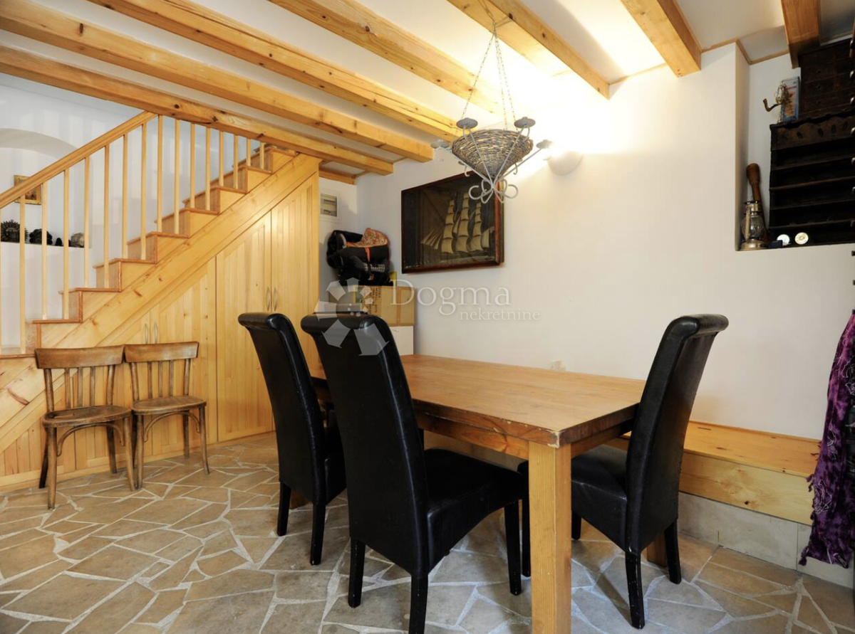 Bellissima casa in pietra con vista sulla baia di Sebenico