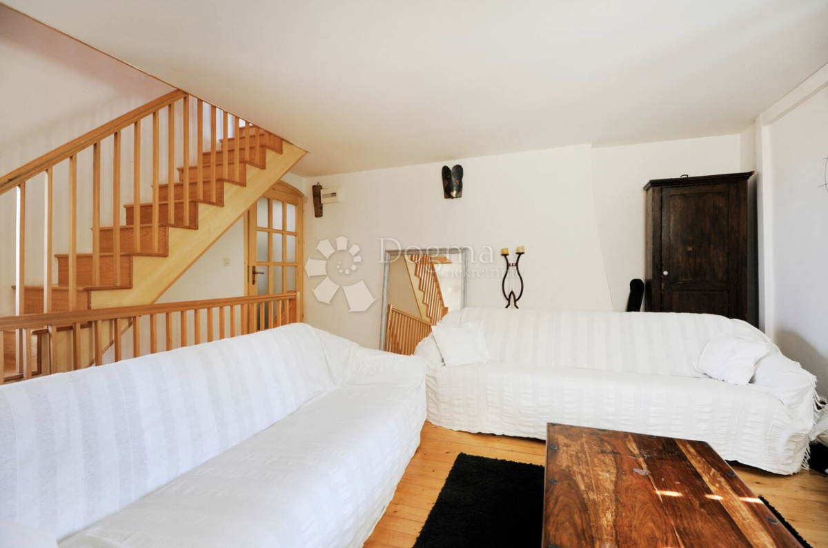 Bellissima casa in pietra con vista sulla baia di Sebenico