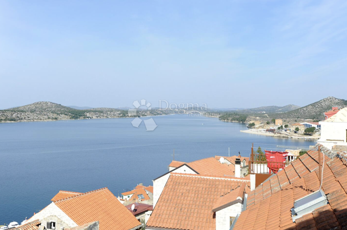 Bellissima casa in pietra con vista sulla baia di Sebenico