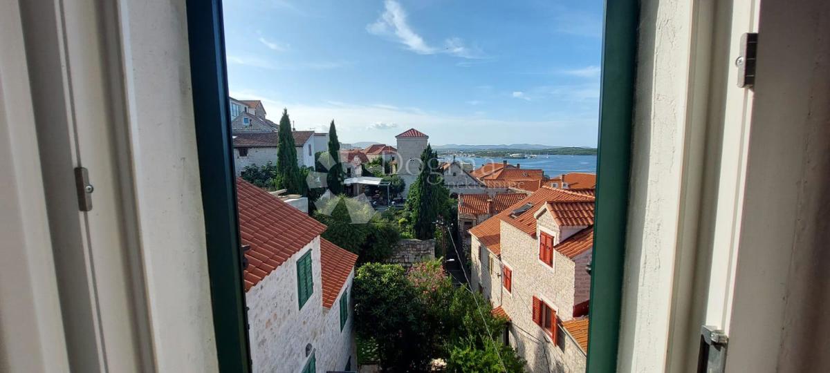 Bellissima casa in pietra con vista sulla baia di Sebenico