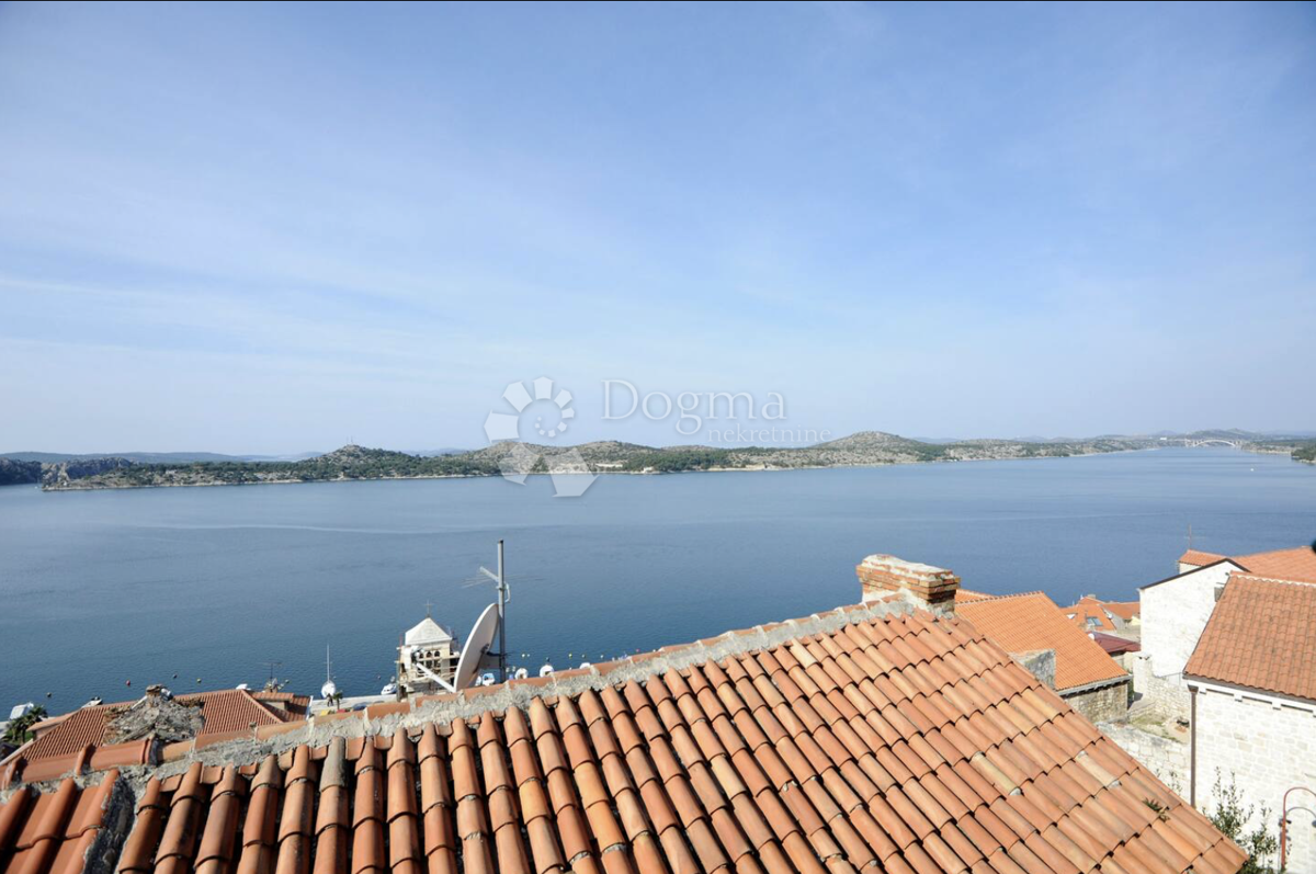 Bellissima casa in pietra con vista sulla baia di Sebenico