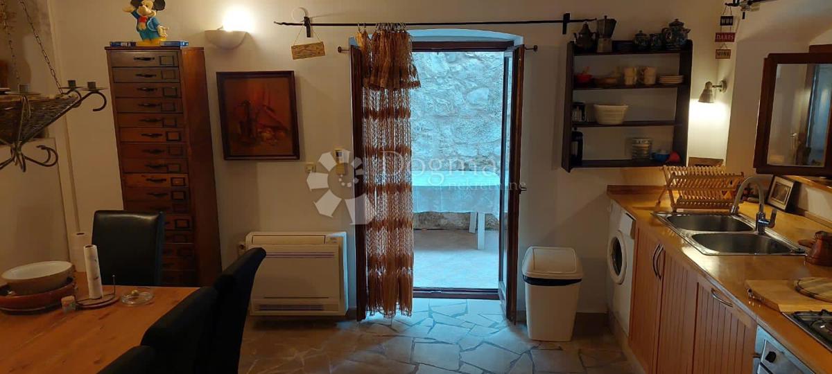 Bellissima casa in pietra con vista sulla baia di Sebenico