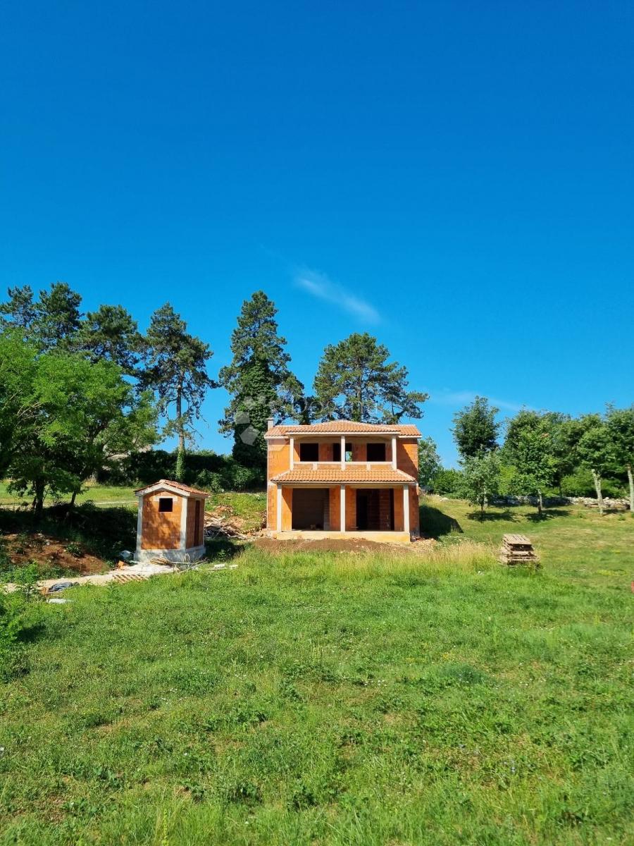 Casa incompiuta con piscina, 150 m², terreno 911 m²