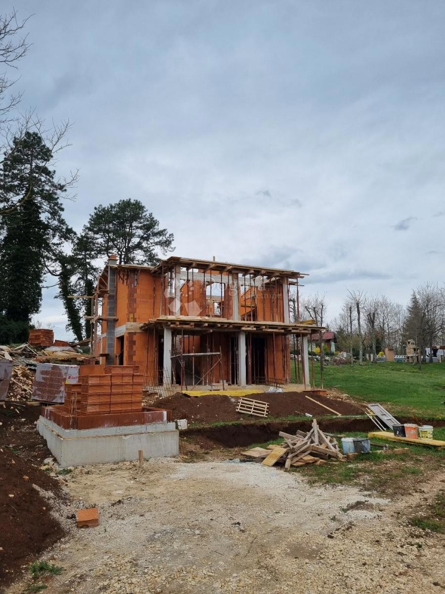 Casa incompiuta con piscina, 150 m², terreno 911 m²