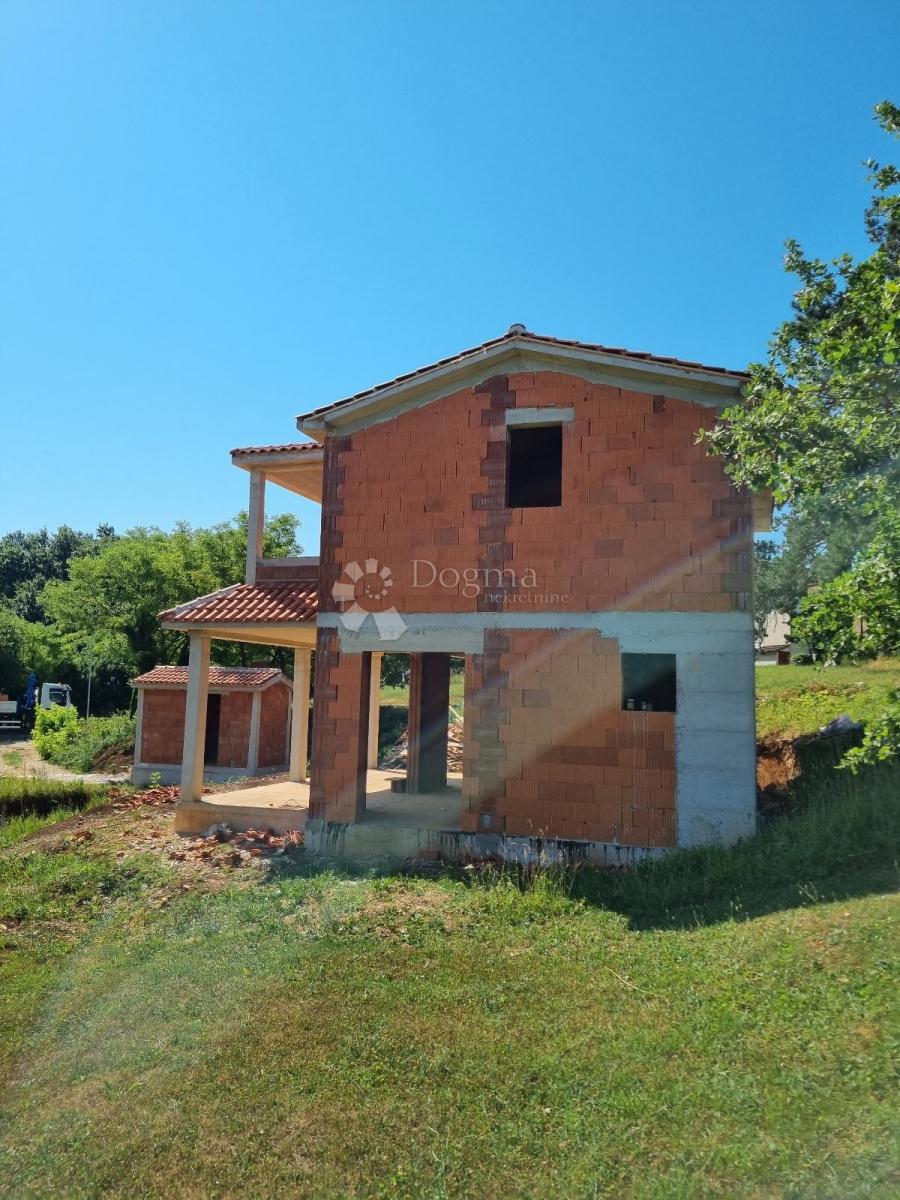 Casa incompiuta con piscina, 150 m², terreno 911 m²