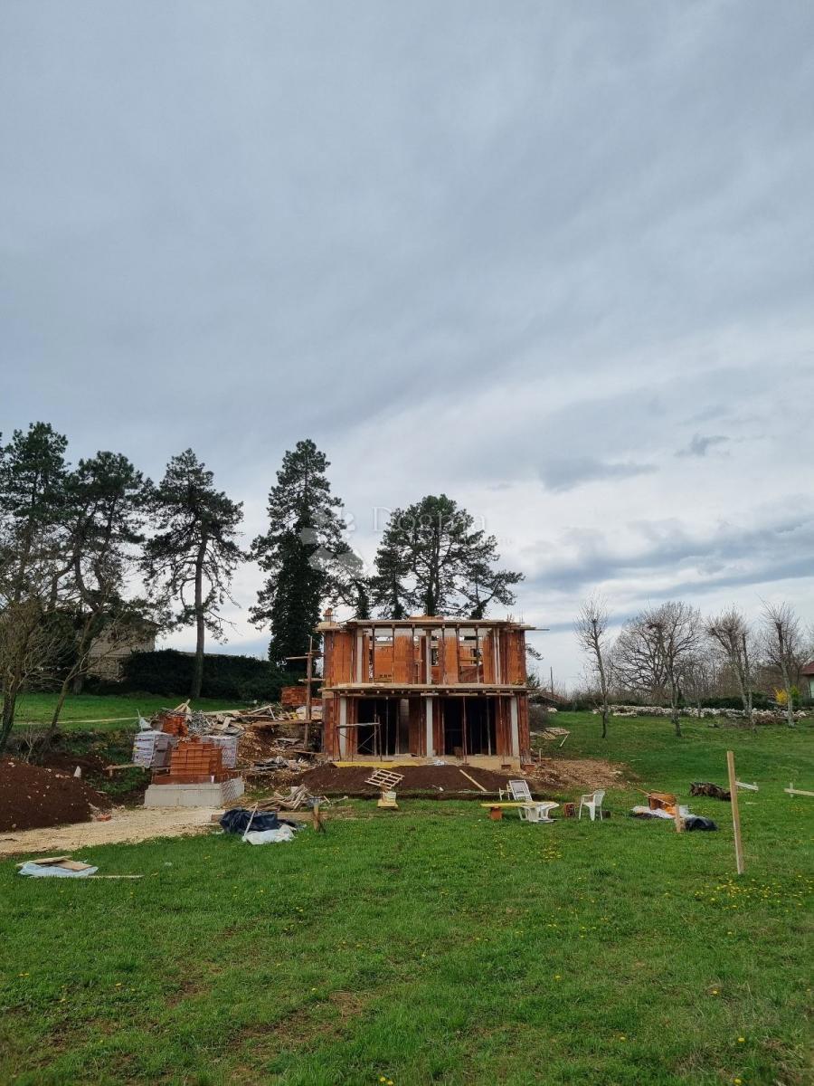 Casa incompiuta con piscina, 150 m², terreno 911 m²