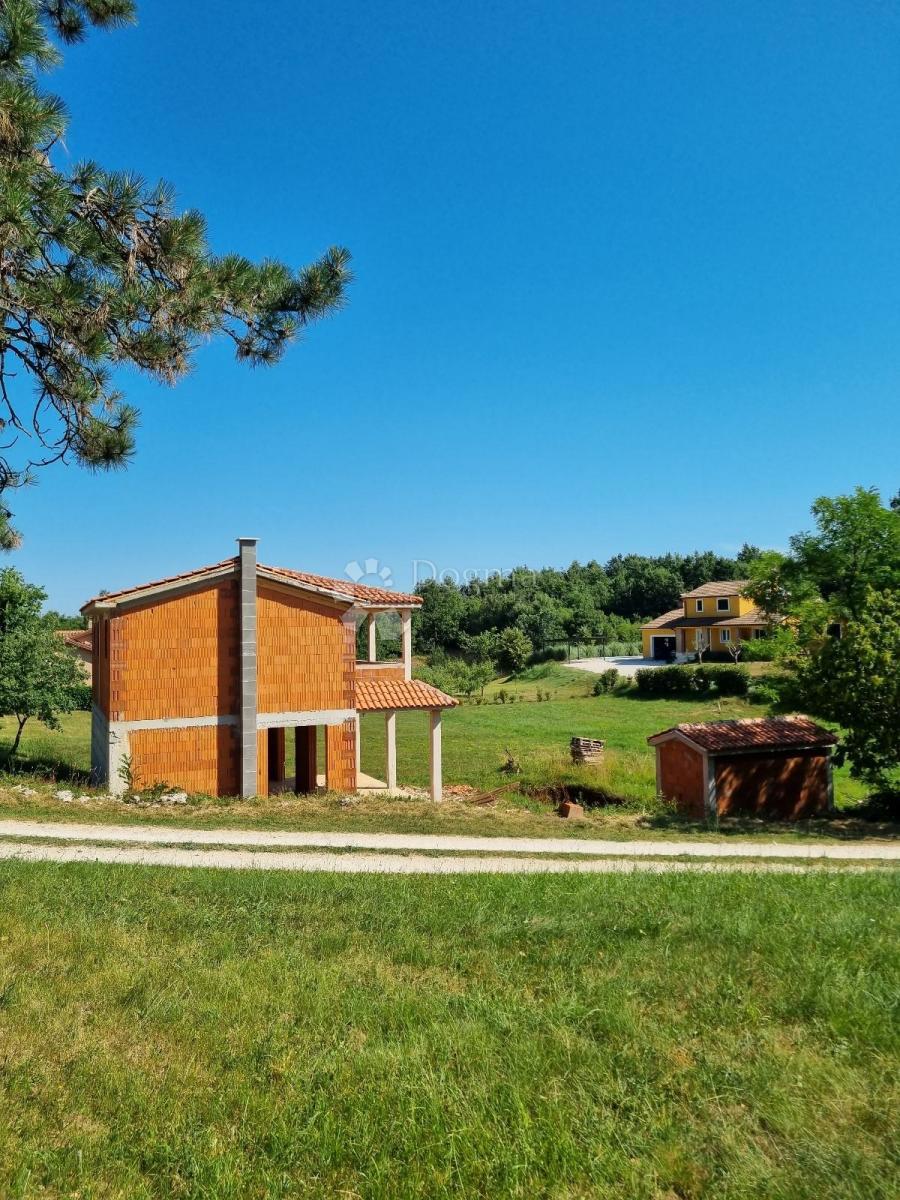 Casa incompiuta con piscina, 150 m², terreno 911 m²