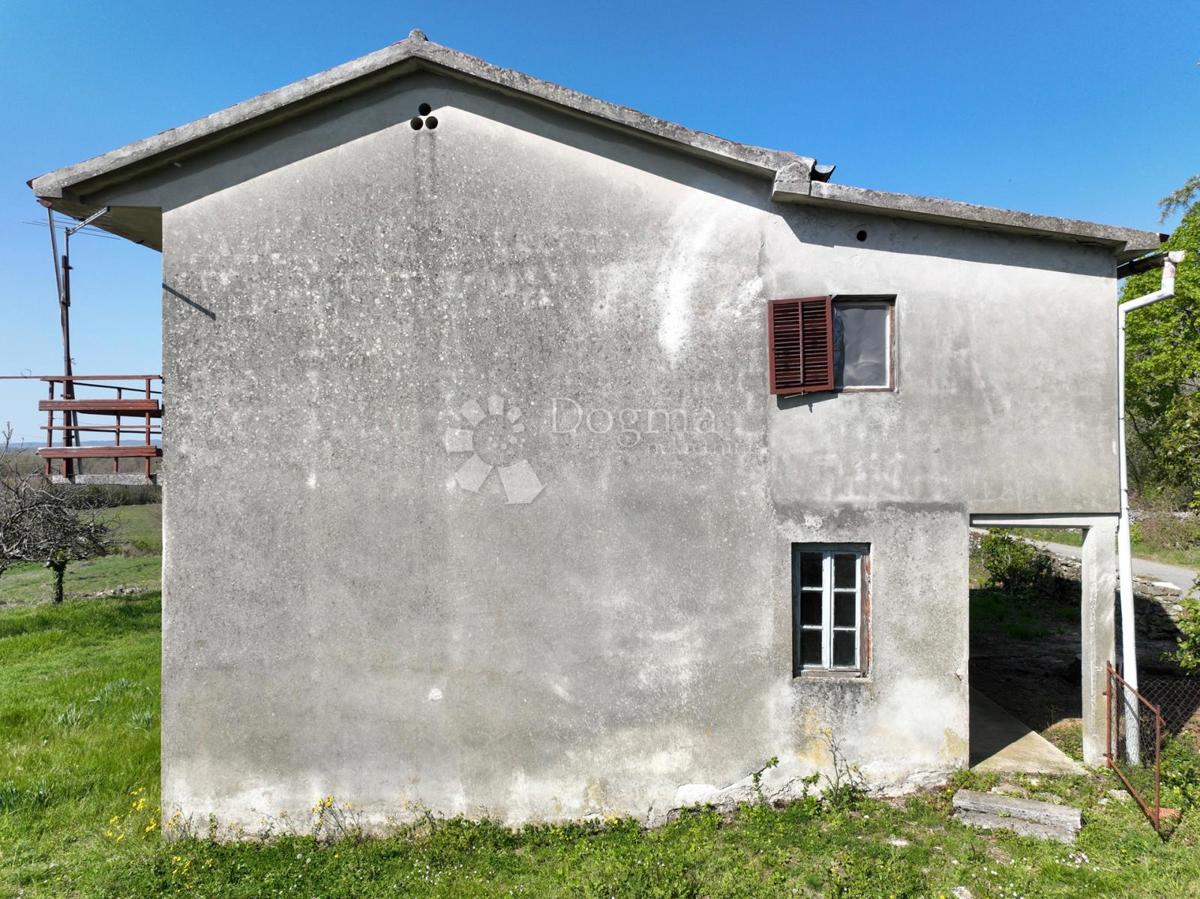 Opportunità di Ristrutturazione: Casa con Ampio Terreno Edificabile e Vista sulla Natura – Vicinanze di Labin