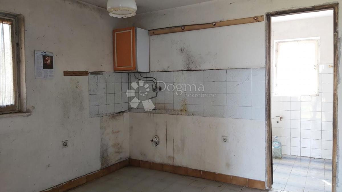 Opportunità di Ristrutturazione: Casa con Ampio Terreno Edificabile e Vista sulla Natura – Vicinanze di Labin