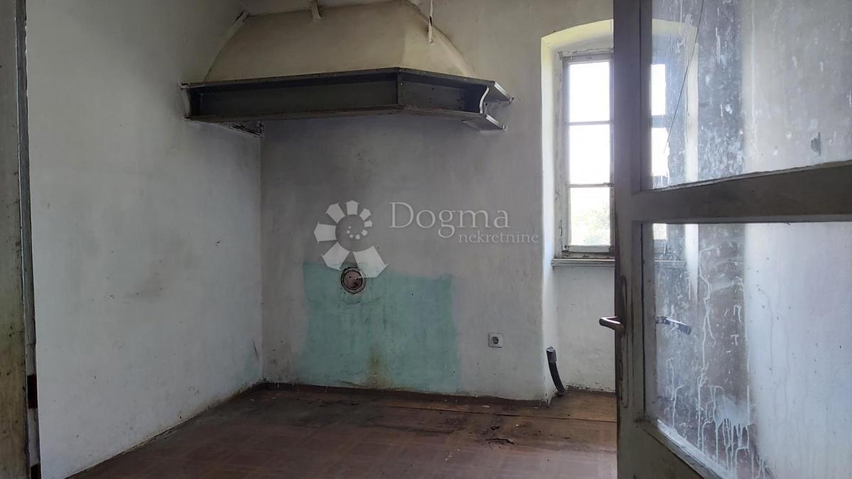 Opportunità di Ristrutturazione: Casa con Ampio Terreno Edificabile e Vista sulla Natura – Vicinanze di Labin