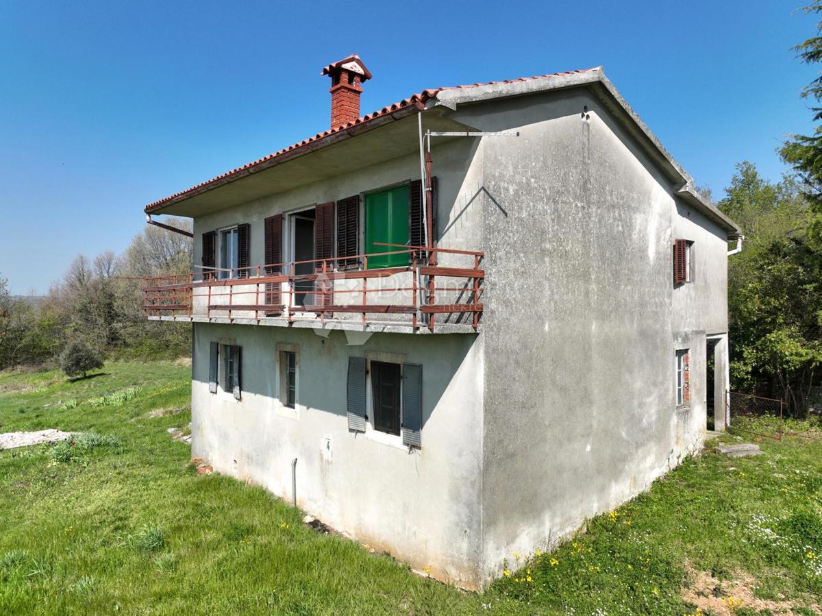 Opportunità di Ristrutturazione: Casa con Ampio Terreno Edificabile e Vista sulla Natura – Vicinanze di Labin