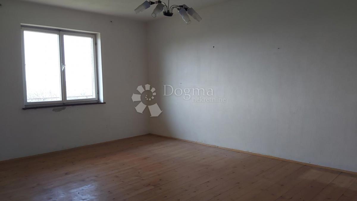 Opportunità di Ristrutturazione: Casa con Ampio Terreno Edificabile e Vista sulla Natura – Vicinanze di Labin