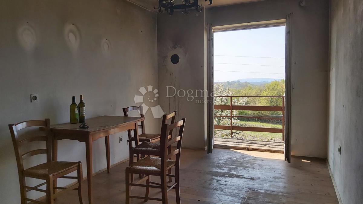 Opportunità di Ristrutturazione: Casa con Ampio Terreno Edificabile e Vista sulla Natura – Vicinanze di Labin