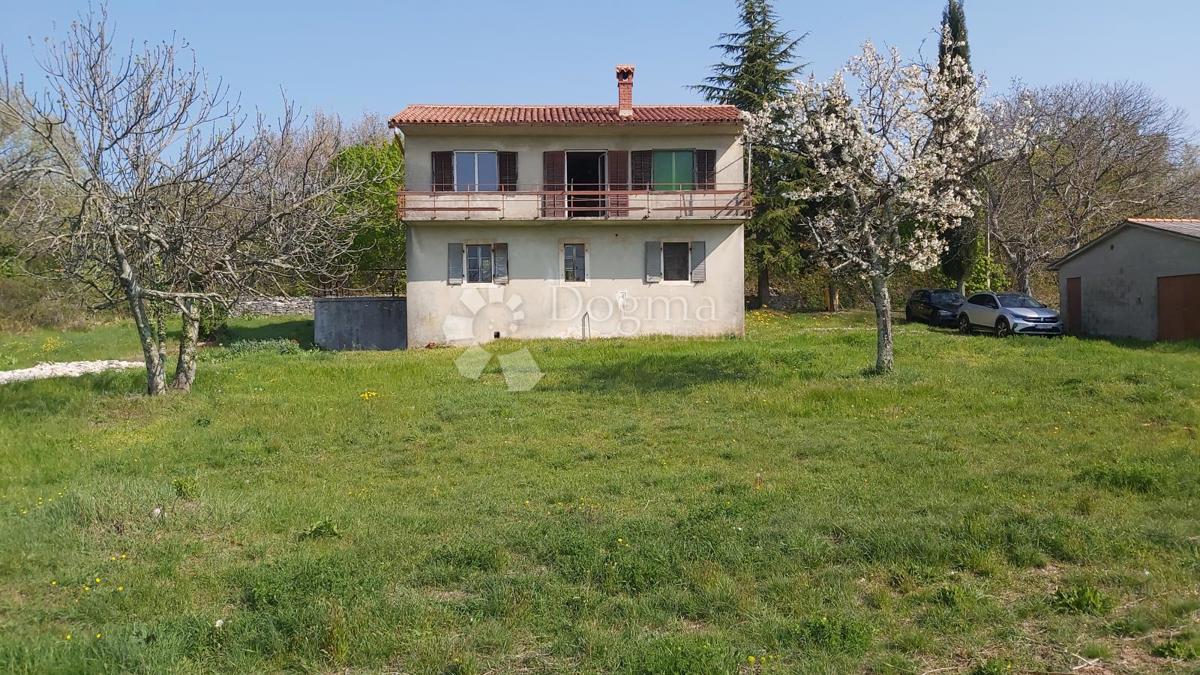 Opportunità di Ristrutturazione: Casa con Ampio Terreno Edificabile e Vista sulla Natura – Vicinanze di Labin