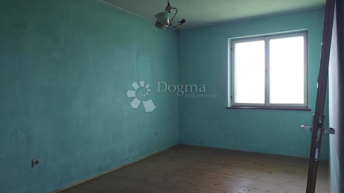 Opportunità di Ristrutturazione: Casa con Ampio Terreno Edificabile e Vista sulla Natura – Vicinanze di Labin