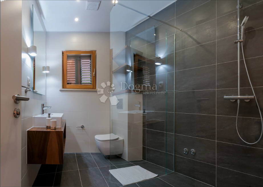 Brač, Sumartin, bellissima villa, prima fila al mare