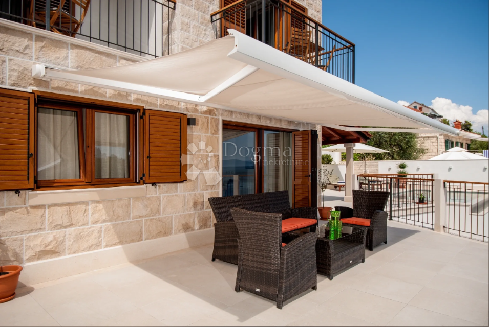 Brač, Sumartin, bellissima villa, prima fila al mare