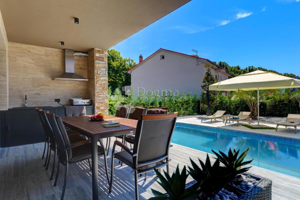 Villa moderna con piscina, sauna e jacuzzi