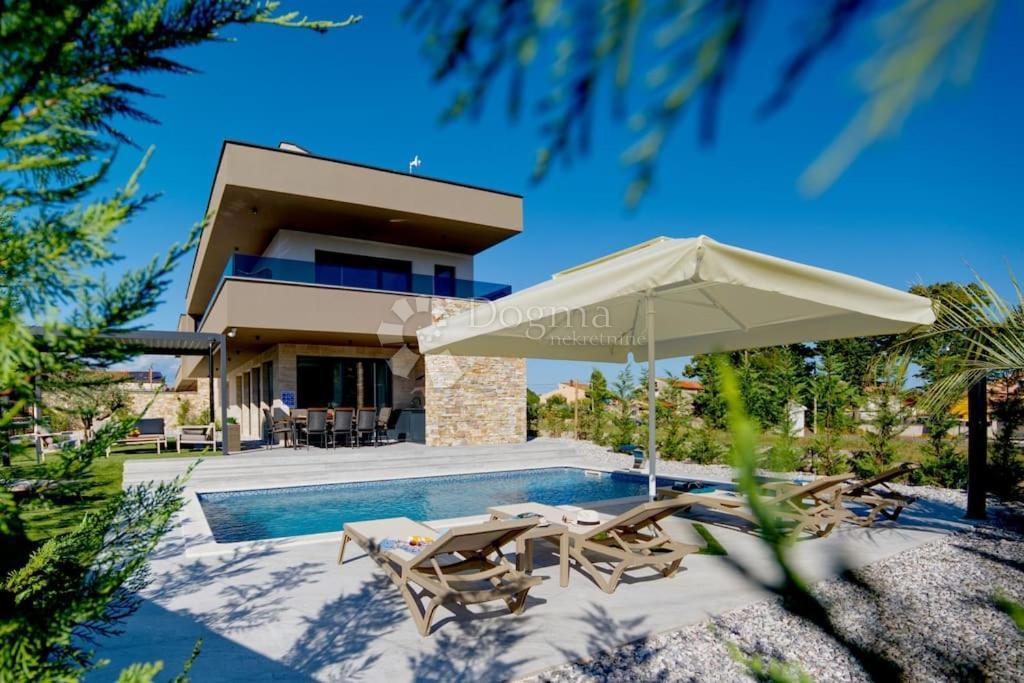 Villa moderna con piscina, sauna e jacuzzi