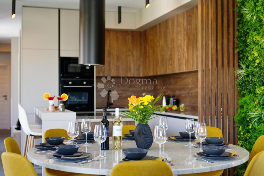 Villa moderna con piscina, sauna e jacuzzi