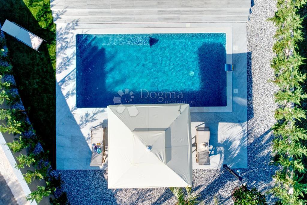 Villa moderna con piscina, sauna e jacuzzi