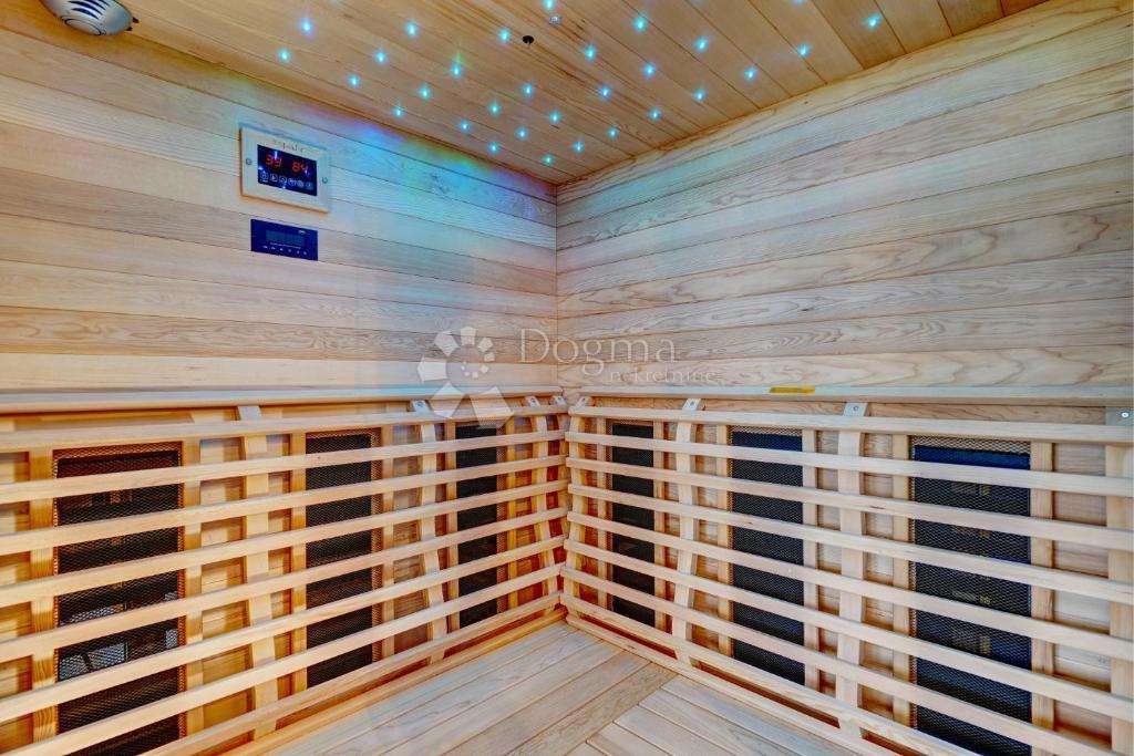 Villa moderna con piscina, sauna e jacuzzi