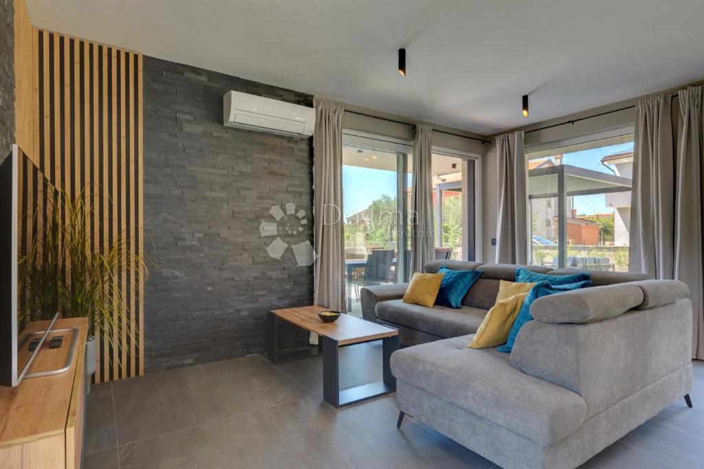 Villa moderna con piscina, sauna e jacuzzi