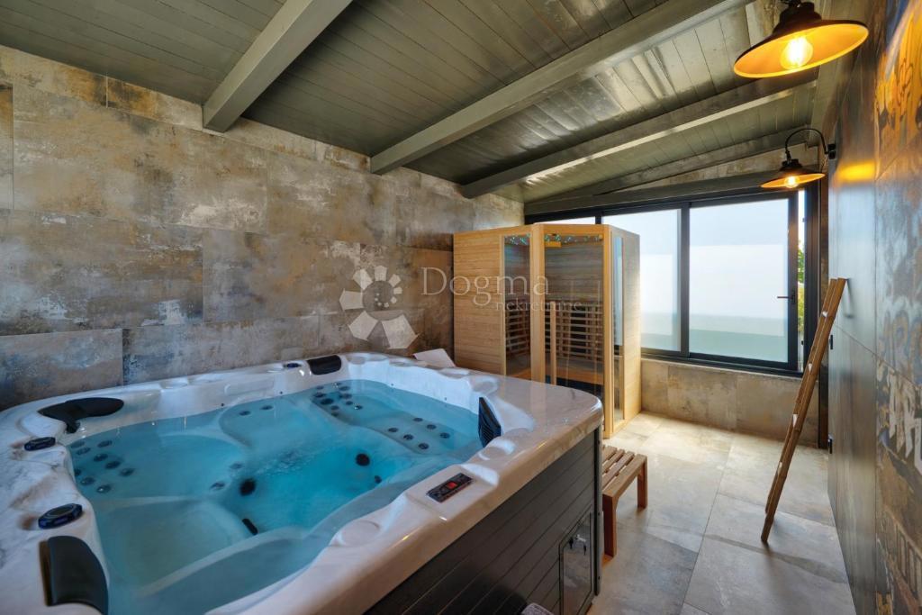 Villa moderna con piscina, sauna e jacuzzi